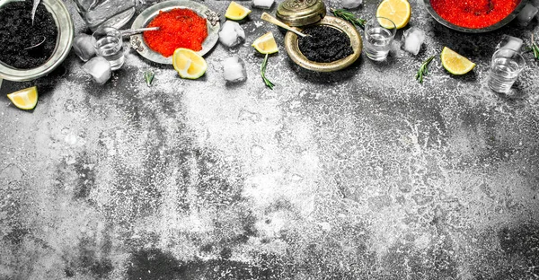 Caviar rojo y negro con limón . — Foto de Stock