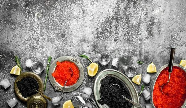 Caviale rosso e nero con limone . — Foto Stock