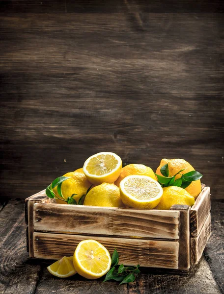 Čerstvé citrony ve staré box. — Stock fotografie