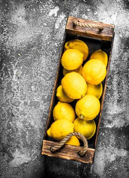Čerstvé citrony v dřevěné krabici. — Stock fotografie