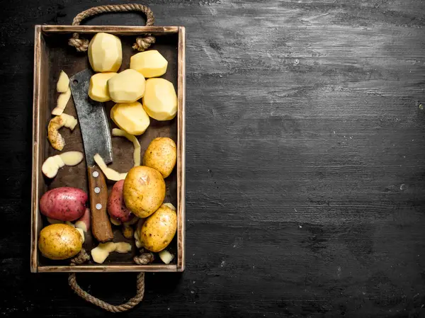 Frische Kartoffeln auf einem Tablett. — Stockfoto