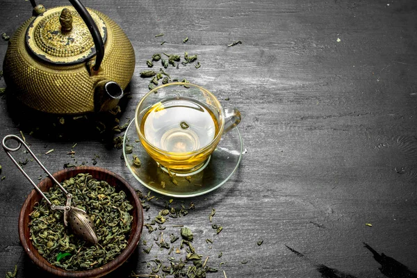 Ароматный зеленый чай с листьями . — стоковое фото