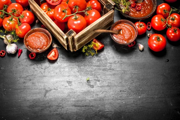 Tomatensauce mit Gewürzen, Paprika und Knoblauch. — Stockfoto