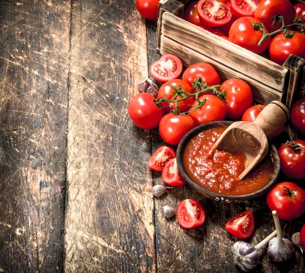 Salsa de tomate con especias y ajo en la bandeja vieja . — Foto de Stock