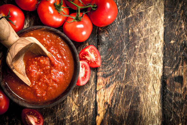 Tomato sauce in a bowl.