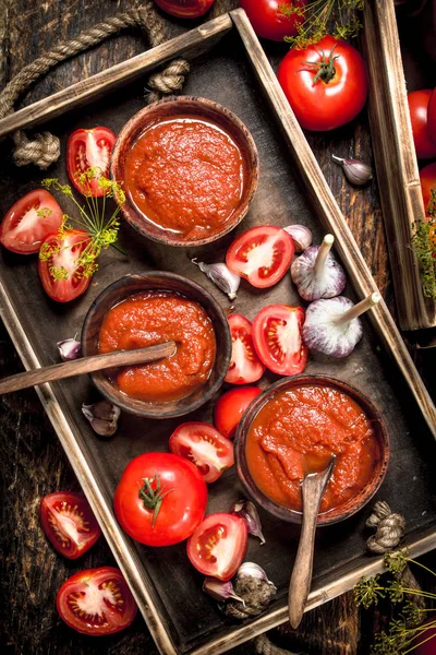 Tomato sauce with spices and garlic in the old tray. — Stock Photo, Image