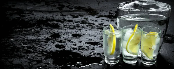 A citrom és a jég pohár vodka. — Stock Fotó
