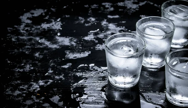 Vodka Tiros com gelo . — Fotografia de Stock