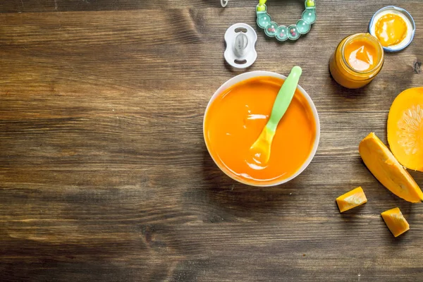 Comida de bebé. Purê de bebê de abóbora fresca . — Fotografia de Stock