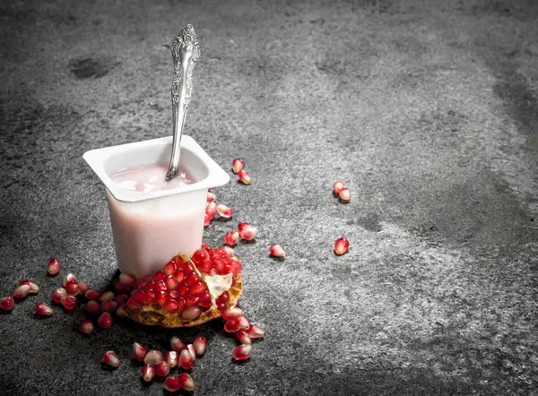 Yogurt with fresh pomegranate. — Stock Photo, Image