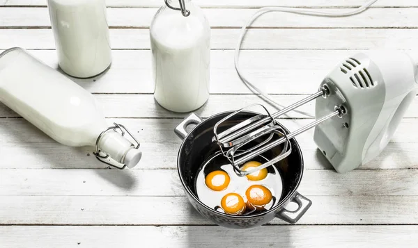 Fondo para hornear. Huevos frescos con batidora . — Foto de Stock