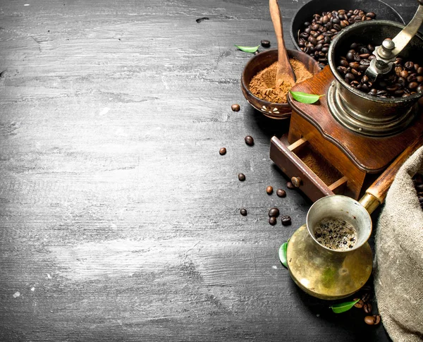 Fondo de café. Café fresco en un turco con amoladora de manos . — Foto de Stock