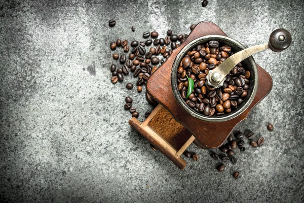 Old hand-grinder with coffee beans. — Stock Photo, Image