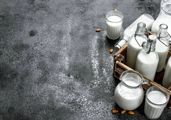 Свіже молоко в пляшках і глечиках з дерев'яною коробкою . — стокове фото