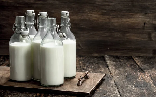 Botellas con leche fresca . —  Fotos de Stock