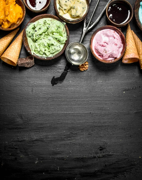 Diferentes helados de frutas en cuencos con copas de gofres . — Foto de Stock