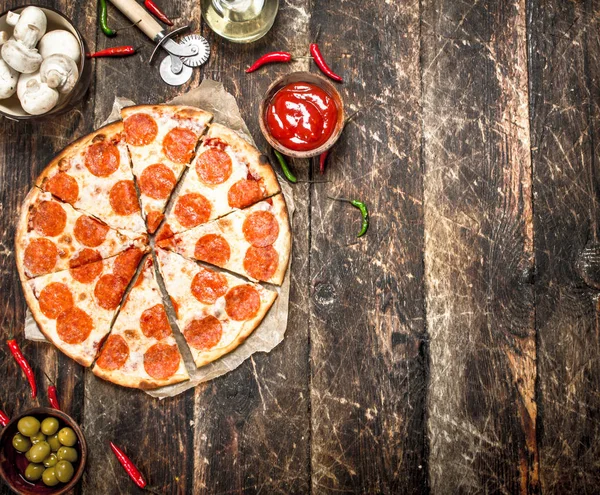 Pizza de pepperoni con salsas . — Foto de Stock