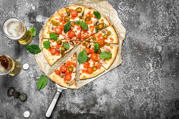 Pizza mexicana con cerveza fría . — Foto de Stock