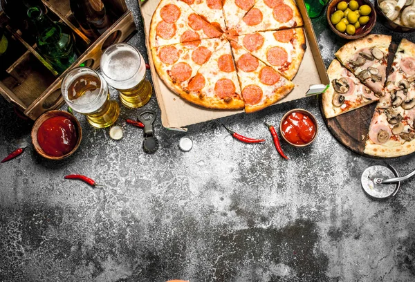 Fondo de pizza. Pepperoni con cerveza . — Foto de Stock