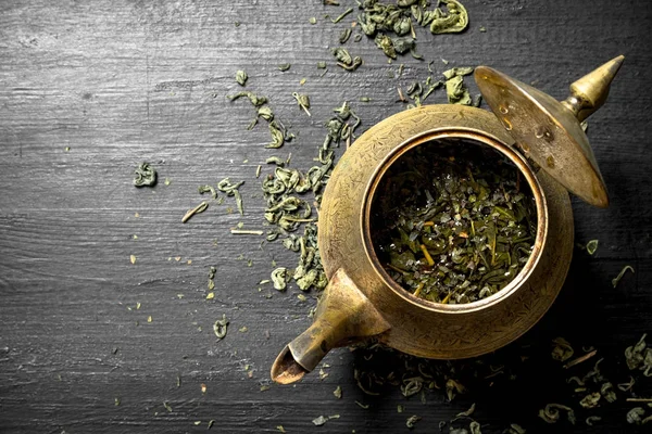 Eski bir çaydanlık kokulu yeşil çay. — Stok fotoğraf