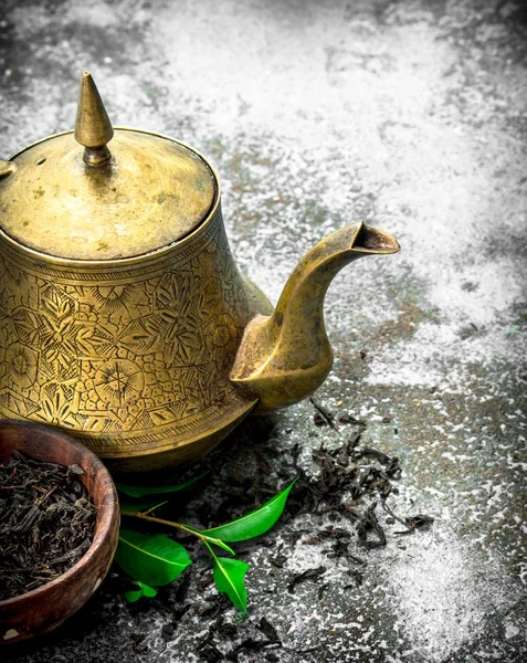 Théière avec thé noir . — Photo