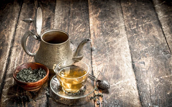Чайник с ароматным индийским чаем . — стоковое фото