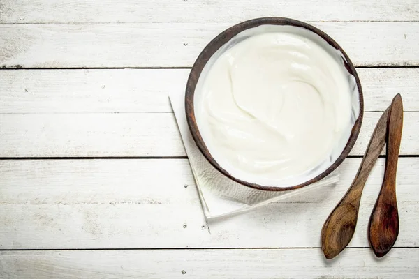 Yogurt naturale in una ciotola . — Foto Stock