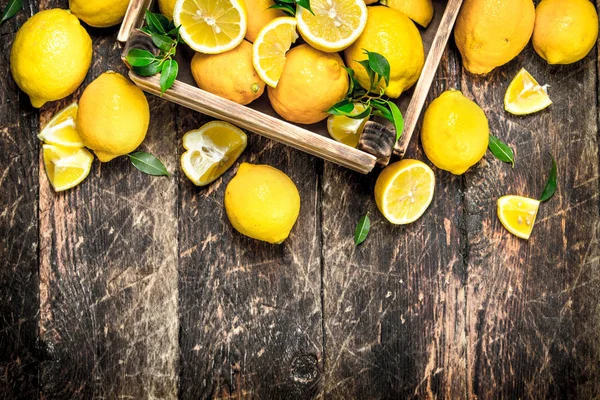 Fresh lemons in an old box. — Stock Photo, Image