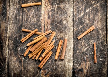 Tarçın. Ahşap arka plan üzerinde