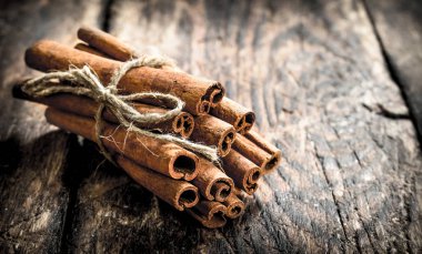 Tarçın. Ahşap arka plan üzerinde