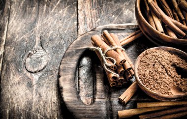 Zemin Tarçın bir kase. Ahşap arka plan üzerinde.