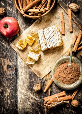 Taze bal ile elma ve tarçın. Ahşap arka plan üzerinde.