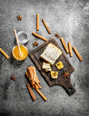 Taze bal tarçın ile. Rustik arka plan üzerinde .