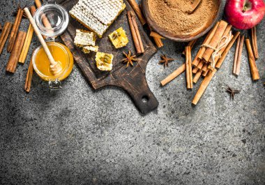 Taze bal tarçın ile. Rustik arka plan üzerinde .