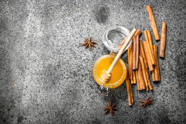 Taze bal tarçın ile. Rustik arka plan üzerinde .