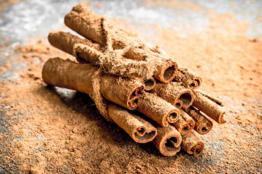 Taze tarçın sopa. Rustik arka plan üzerinde .