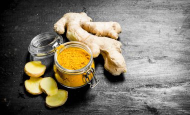 Kavanoz içinde zencefil tozu. Siyah kara tahta.