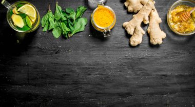 Zencefil çayı malzemelerle. Siyah kara tahta.