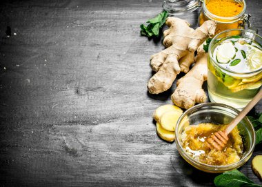 Zencefil çayı malzemelerle. Siyah kara tahta.