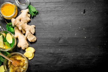 Zencefil çayı malzemelerle. Siyah kara tahta.