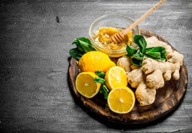 Taze zencefil bal ve limon Yönetim Kurulu ile. Siyah kara tahta.