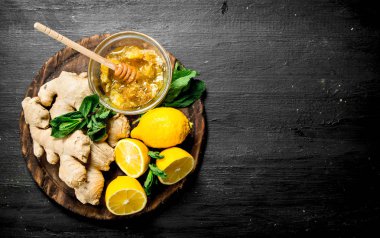 Taze zencefil bal ve limon Yönetim Kurulu ile. Siyah kara tahta.