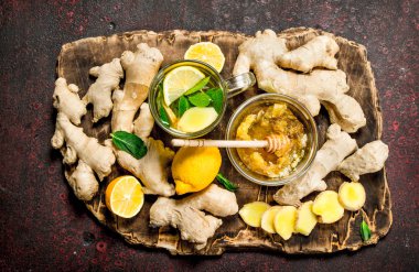 Ballı zencefil çayı. Rustik arka plan üzerinde.