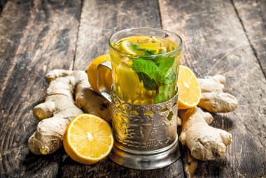 Zencefil çayı nane ve limon ile. Ahşap arka plan üzerinde.