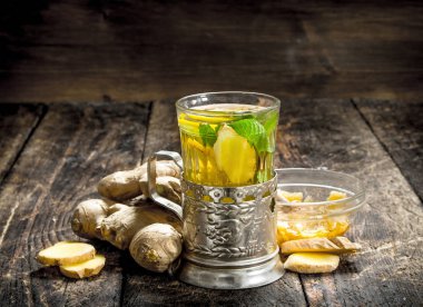 Zencefil çayı nane ve limon ile. Ahşap arka plan üzerinde.