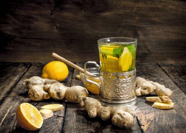 Zencefil çayı nane ve limon ile. Ahşap arka plan üzerinde.