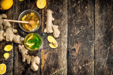 Zencefil çayı nane ve limon ile. Ahşap arka plan üzerinde.