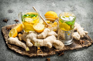 Nane ve ballı zencefil çayı. Rustik arka plan üzerinde.