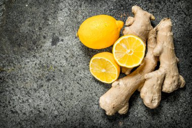 Taze zencefil kökü. Rustik arka plan üzerinde