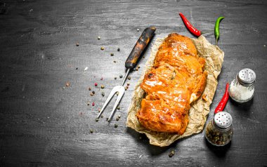 baharat ile ızgara et parçası. Siyah kara tahta.